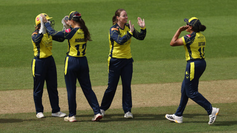 Harman helps Hampshire rescue tie after Wellington ties down Surrey – ভাইটালিটি ব্লাস্ট: হ্যাম্পশায়ার ও সারির রোমাঞ্চকর টাই ম্যাচ